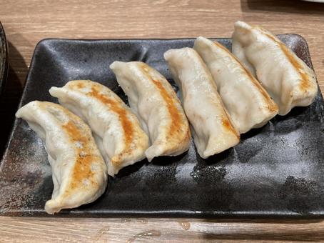 焼き餃子 焼き餃子 焼き餃子,餃子,サイドメニューの写真素材