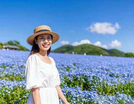 ニチニチソウよ!夏空と麦わら帽子の彼女 ニチニチソウよ!夏空と麦わら帽子の彼女の写真