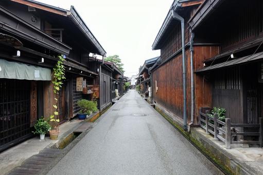 造り酒屋などが並ぶ古いレトロな高山の町並 造り酒屋などが並ぶ古いレトロな高山の町並 高山,古い町並み,雨の写真素材