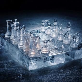 繊細な氷の彫刻：戦略を秘めたチェス盤の写真