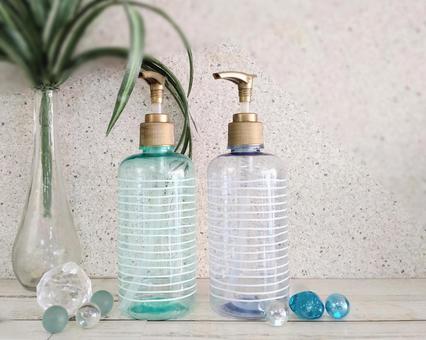 シャンプー類 詰め替えボトル 青&緑 詰め替えボトル,ポンプ,ポンプサイズの写真素材