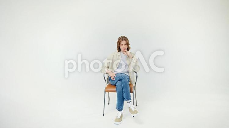 座って考え込むジーンズの男性 男性,考え込む,悩むの写真素材