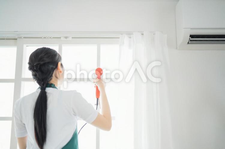 DIYをする女性（後ろ姿） diy,リフォーム,リノベーションの写真素材