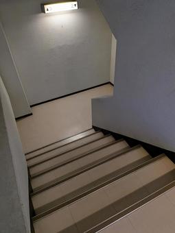 寂しげなビルの階段 寂しげなビルの階段の写真