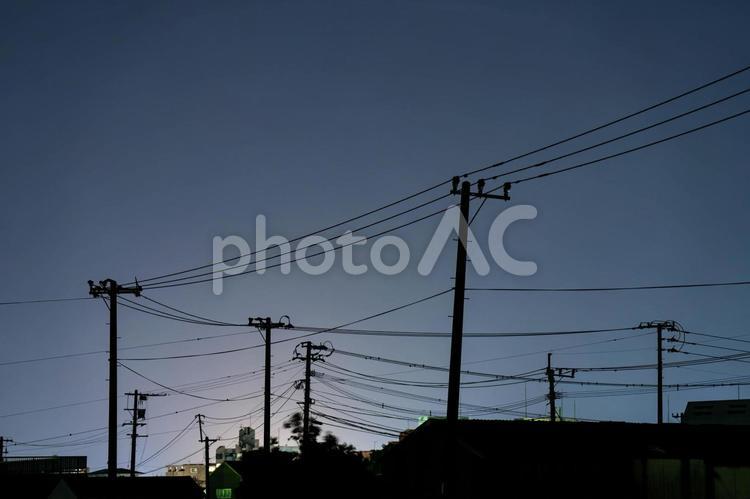電線のある風景 電線,電信柱,電柱の写真素材