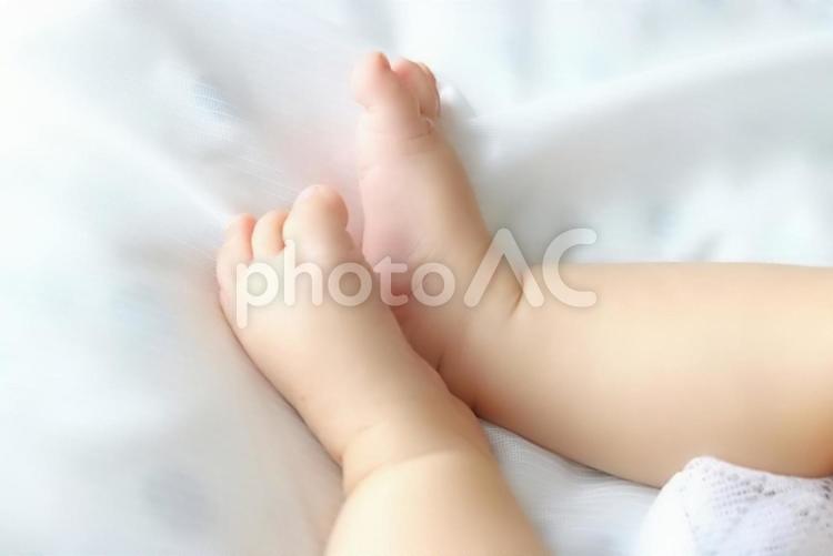 幸せを感じる可愛い赤ちゃんの足 赤ちゃん,足,あんよの写真素材