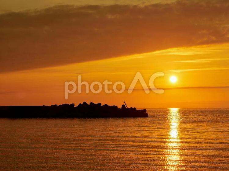 夏の夕暮れ 夕陽とオレンジロード 夕陽,オレンジロード,夕日の写真素材