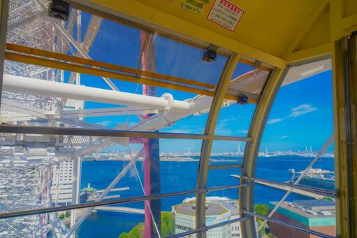 観覧車窓から望む横浜港 観覧車,窓,横浜港の写真素材