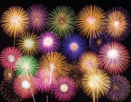 夜空に打ち上がる色とりどりの花火 夜空に打ち上がる色とりどりの花火の写真