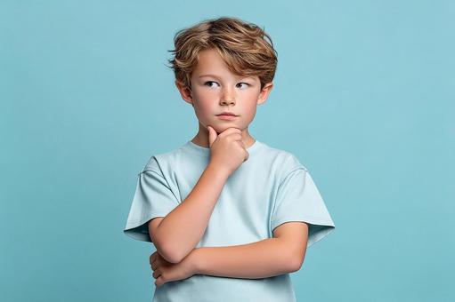 何かを思い描く小さな男の子のポートレート 何かを思い描く小さな男の子のポートレートの写真