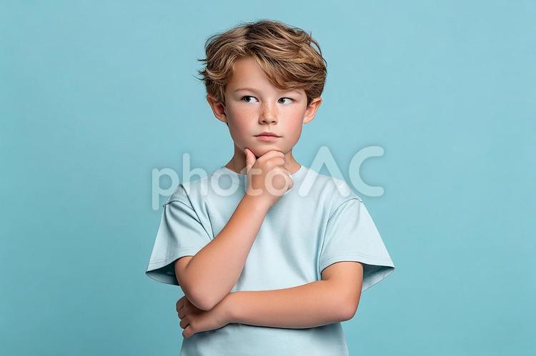 何かを思い描く小さな男の子のポートレート 少年,男の子,子供の写真素材