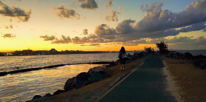 AUSポイントカートライト、夕日と少女 夕日,海岸線,少女の写真素材