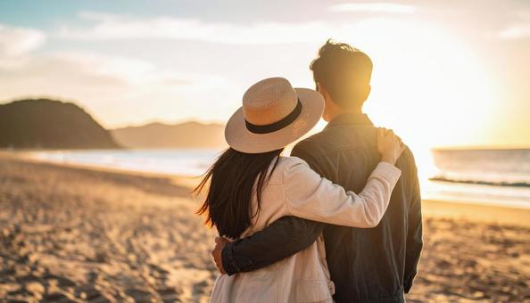 海辺で抱き合うカップル 海辺で抱き合うカップルの写真