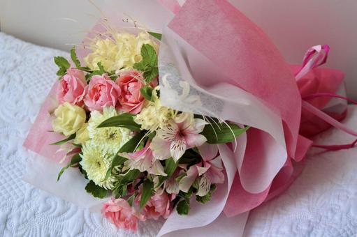 ピンクとホワイトのふんわり優しい花束 ピンクとホワイトのふんわり優しい花束 感謝,花束,ふんわりの写真素材
