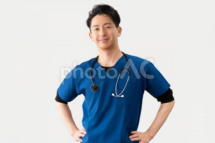 優しく微笑む医療スタッフの男性 男性,医療,医者の写真素材