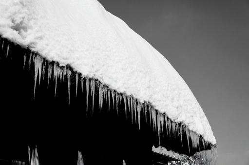雪の白川郷 雪の白川郷 白黒,つらら,氷柱の写真素材