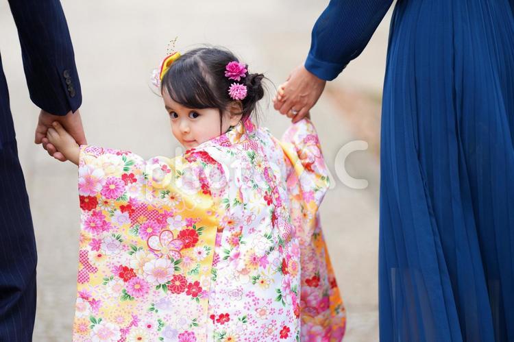 振り返って笑顔を向ける着物姿の女の子 七五三,お参り,七五三参りの写真素材