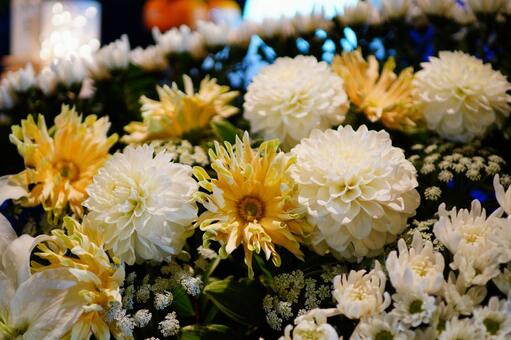 白花が彩る葬儀祭壇 花祭壇,祭壇花,お通夜の写真素材