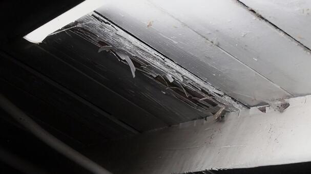 朽ちかけた天井、壊れてこないか不安 廃墟,廃屋,損傷の写真素材