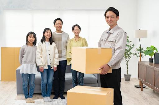 引越し業者と家族 引越し業者と家族 引っ越し,スタッフ,荷造りの写真素材