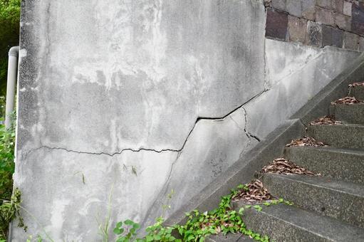 コンクリート壁の亀裂 老朽化,亀裂,外壁の写真素材