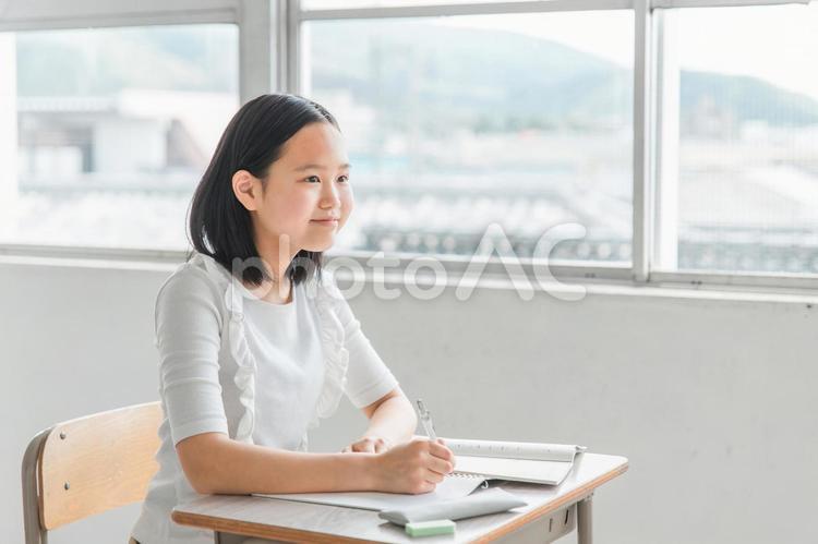 学校で勉強する高学年の小学生（夏期講習） 勉強,子供,学校の写真素材