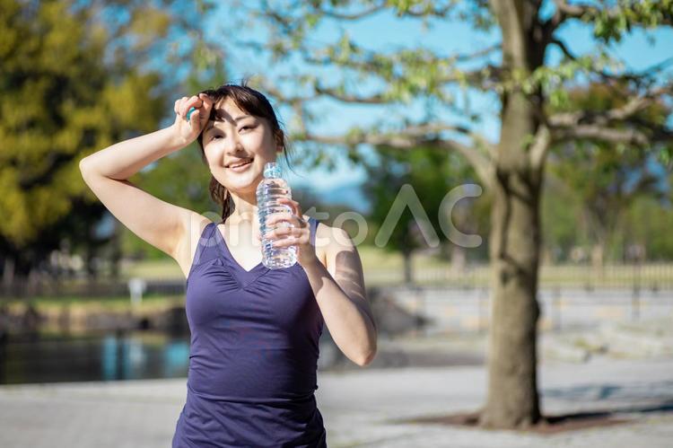 公園でトレーニングする女性（水を飲む） 水分補給,熱中症,脱水症の写真素材