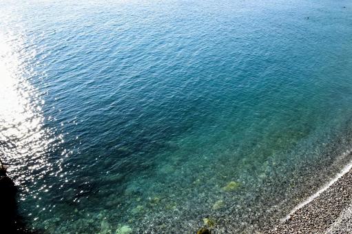 南仏ニースの青く透き通る海がキラキラ輝く 南仏ニースの青く透き通る海がキラキラ輝く ニース,フランス,南仏の写真素材