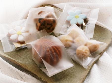お皿に乗せた焼き菓子色々 お皿に乗せた焼き菓子色々の写真