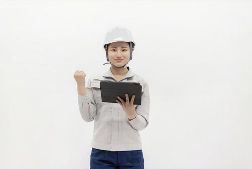 タブレットを使う作業服の女性 タブレットを使う作業服の女性 女性,ビジネスウーマン,タブレットの写真素材