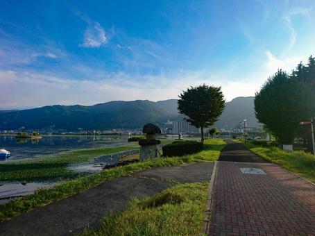 諏訪湖の湖畔 諏訪湖の湖畔の写真