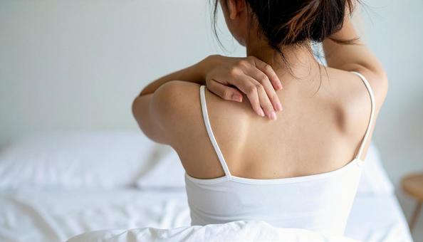 寝起きにストレッチをする日本人女性 寝起きにストレッチをする日本人女性の写真