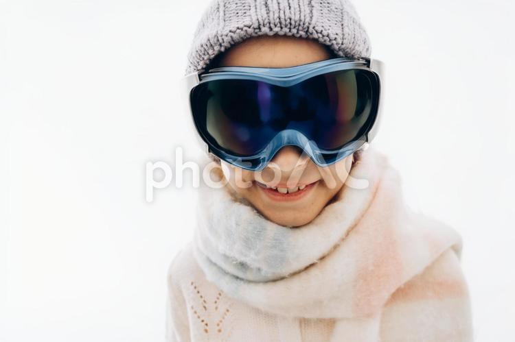 ニット帽にゴーグルとマフラーをつけた女の子 冬,スポーツ,ウィンタースポーツの写真素材