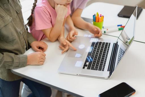 パソコンに何か出てくるバーチャル映像 鼻から下,男の子,女の子の写真素材