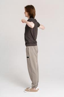 肘を曲げポーズする横向き男性 肘を曲げポーズする横向き男性 男性,ポーズ,肘の写真素材