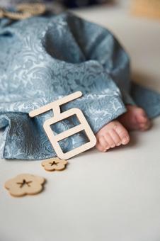 赤ちゃんの足　百 祝い,百日祝い,ロゴの写真素材