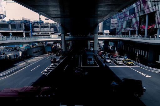 高速道路の下、地下へと続くトンネル 日本,東京,渋谷の写真素材
