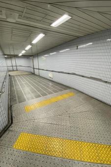 駅の地下通路 駅の地下通路 地下通路,地下,通路の写真素材