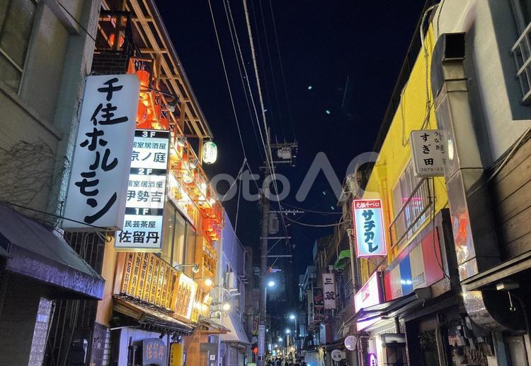 風情ある北千住の飲み屋街 背景,壁紙,夜景の写真素材