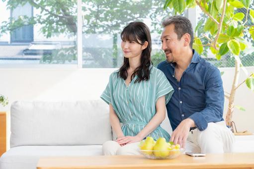 リビングでくつろぐミドルの夫婦 夫婦,家族,ミドルの写真素材