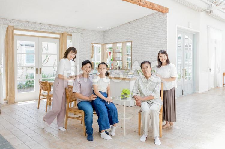 3世代家族・三世代家族 三世代家族,3世代家族,家族の写真素材