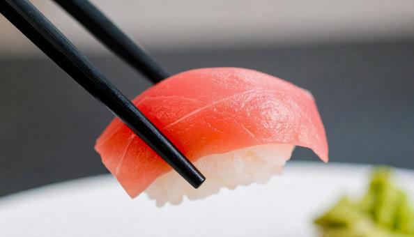 皿に盛られた美味しそうな寿司を箸でつまむ 皿に盛られた美味しそうな寿司を箸でつまむ お寿司,握り,握り寿司の写真素材
