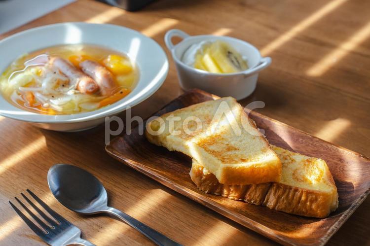 フレンチトーストとスープが並ぶ洋風の朝食 朝食,フレンチトースト,トーストの写真素材