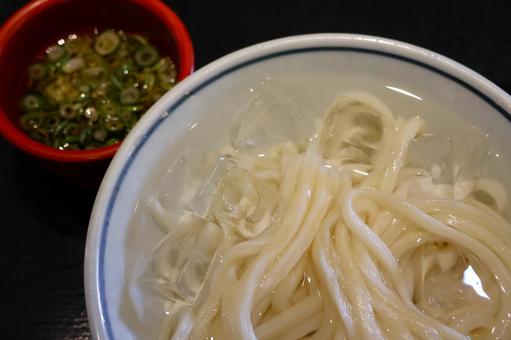 さぬきうどんの氷入り冷やしうどん さぬきうどんの氷入り冷やしうどんの写真