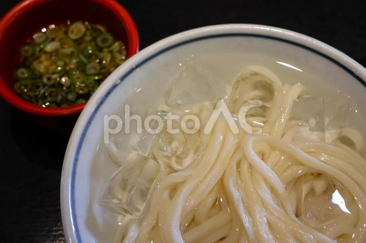 さぬきうどんの氷入り冷やしうどん 冷やしうどん,氷,出汁の写真素材