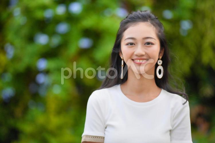 笑顔でカメラ目線の女性 女性,日本人,若者の写真素材