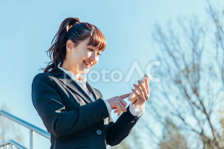 スマホを使うビジネスウーマン（笑顔） スマホ,スマートフォン,ビジネスウーマンの写真素材