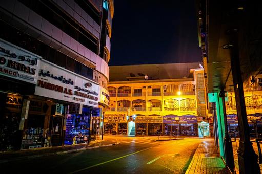 夜の商店街の交差点 工具店,街灯,店舗看板の写真素材