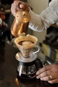 How to make coffee 15: Pour hot water into coffee How to make coffee 15: Pour hot water into coffee