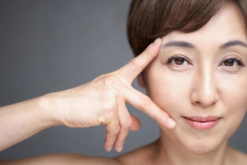 A middle-aged Japanese woman who smoothes out wrinkles at the corners of the eyes and mouth, JPG A middle-aged Japanese woman who smoothes out wrinkles at the corners of the eyes and mouth, JPG